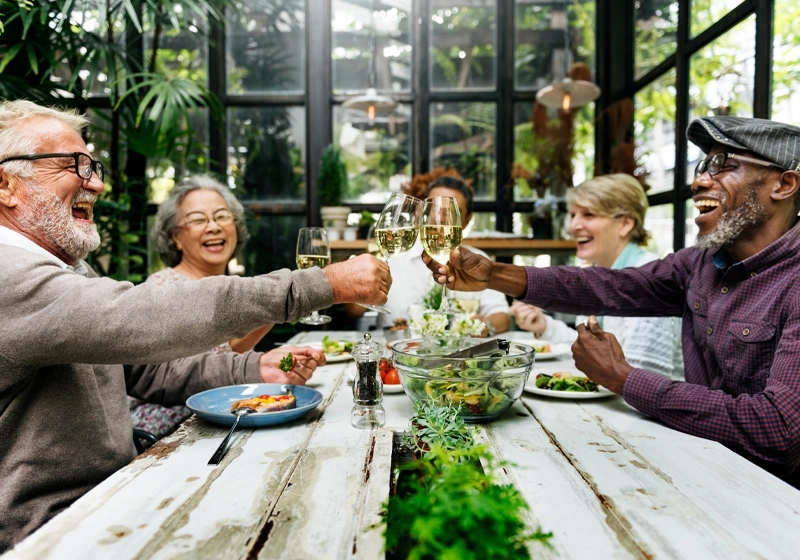 dining-outside-friends