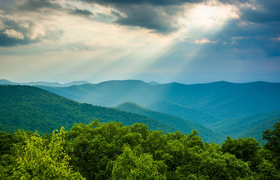 mountains-clouds-sun-rays